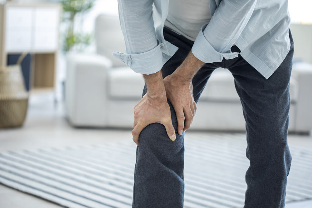 knee hurts when straight but not when bent