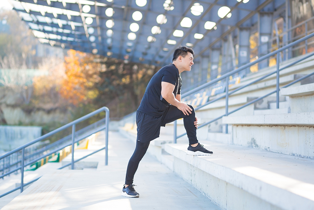 10 tips to make your muscle strain recovery move faster young asian runner athlete with muscle pain man m 2022 12 08 04 04 01 utc 10 tips to make your muscle strain recovery move faster pain management